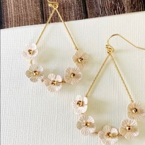 Jewelry - 🌼Danity hoop  floral dangling earrings 🌼